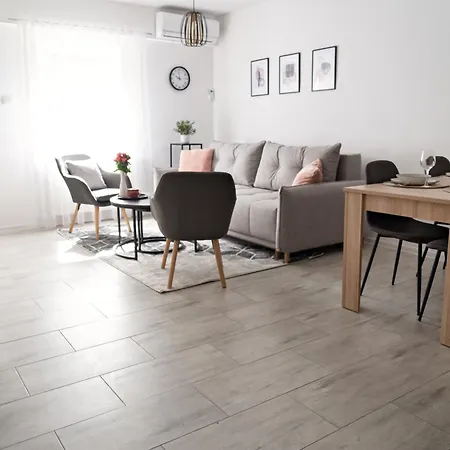 Angie Daire Kninsko Polje